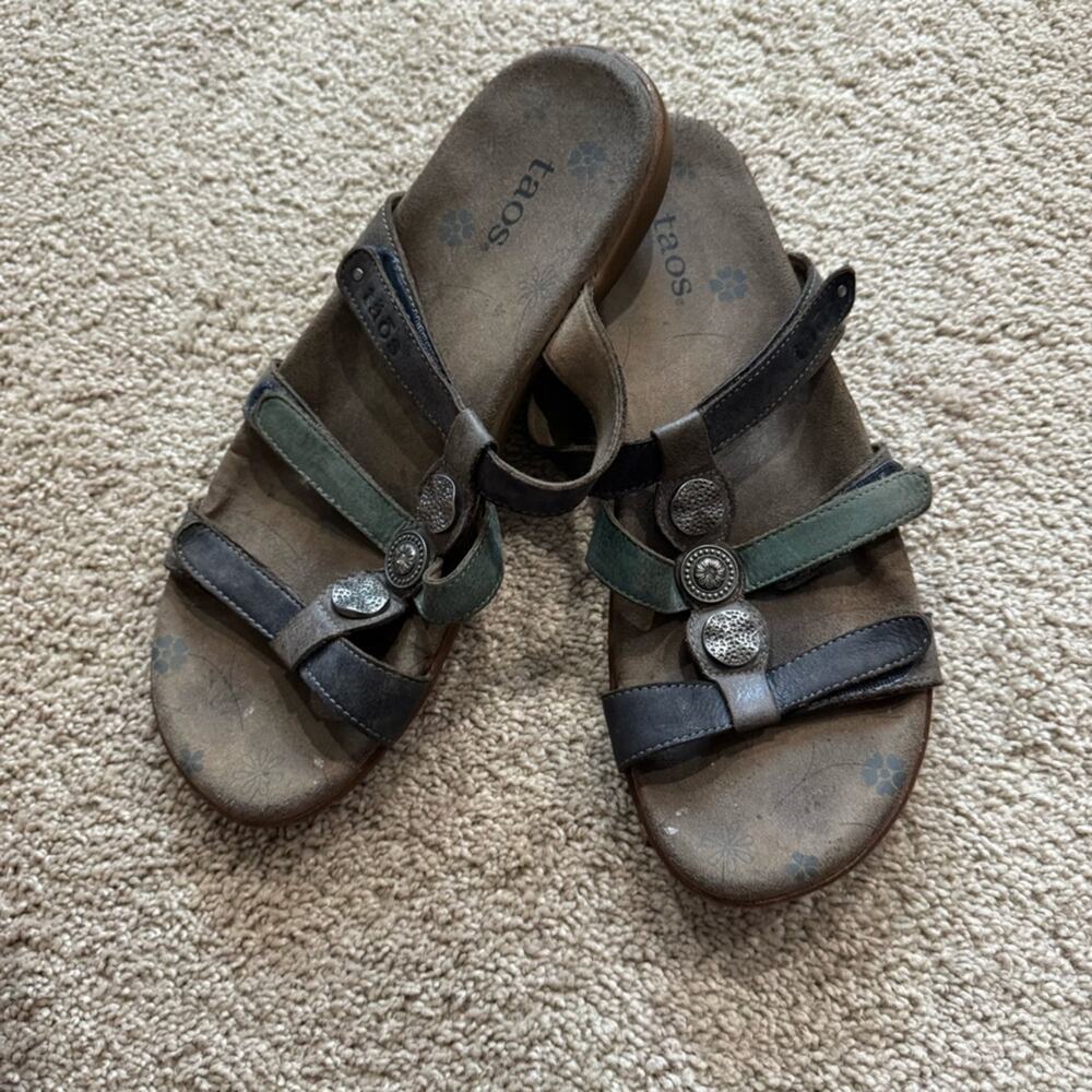 Taos Footwear Triple Leather Strap Sandals Adjustable Women’s Size 9 Silver
